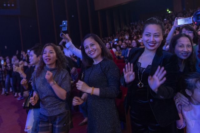 Ban nhạc huyền thoại Joy li&ecirc;n tục khen phụ nữ Việt Nam đẹp tuyệt vời - Ảnh 4.