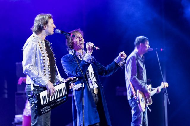 Ban nhạc huyền thoại Joy li&ecirc;n tục khen phụ nữ Việt Nam đẹp tuyệt vời - Ảnh 5.