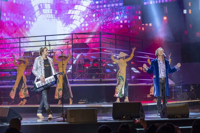 Ban nhạc huyền thoại Joy li&ecirc;n tục khen phụ nữ Việt Nam đẹp tuyệt vời - Ảnh 7.