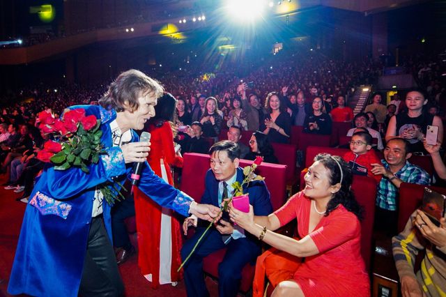 Ban nhạc huyền thoại Joy li&ecirc;n tục khen phụ nữ Việt Nam đẹp tuyệt vời - Ảnh 8.