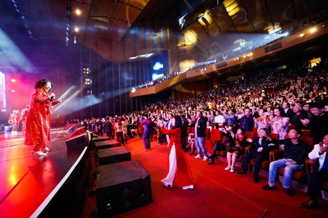 Ban nhạc huyền thoại Joy li&ecirc;n tục khen phụ nữ Việt Nam đẹp tuyệt vời - Ảnh 12.