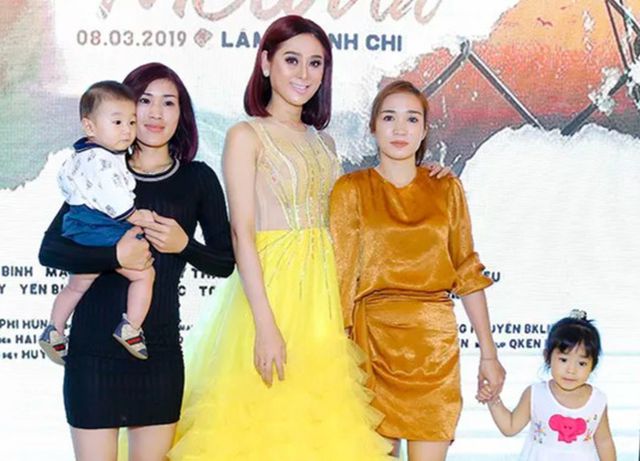 Con trai người đẹp chuyển giới Lâm Khánh Chi lần đầu lộ diện - Ảnh 2. Con trai người đẹp chuyển giới Lâm Khánh Chi lần đầu lộ diện - Ảnh 2.
