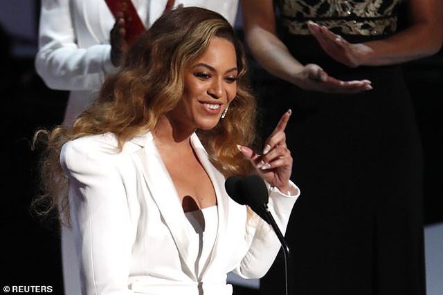 Beyonce trẻ đẹp với váy trắng sexy - Ảnh 6. Beyonce trẻ đẹp với váy trắng sexy - Ảnh 6.