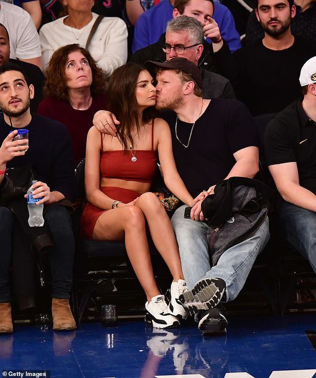 Emily Ratajkowski hạnh ph&uacute;c h&ocirc;n chồng khi đi xem b&oacute;ng rổ - Ảnh 3.