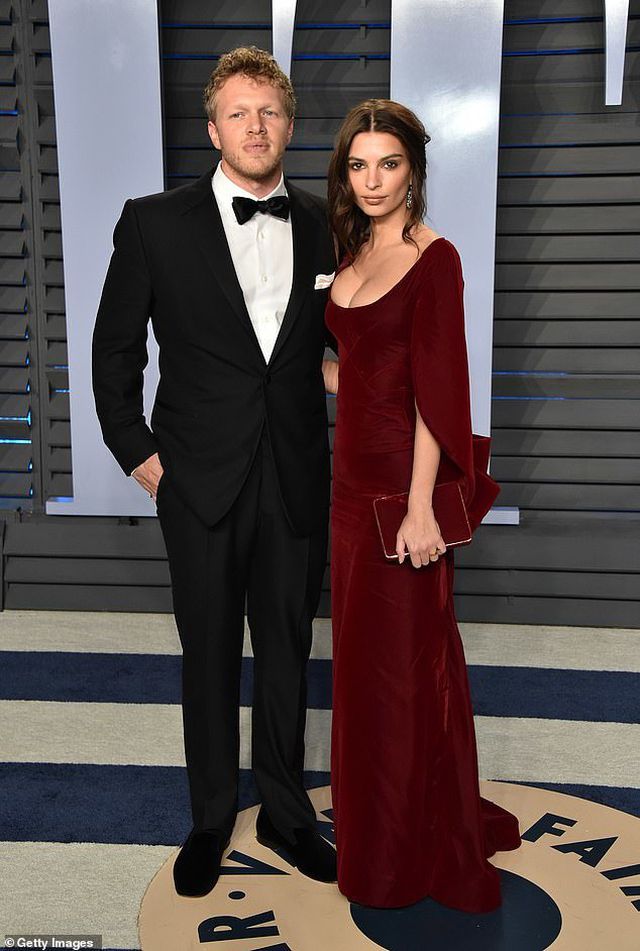 Emily Ratajkowski hạnh ph&uacute;c h&ocirc;n chồng khi đi xem b&oacute;ng rổ - Ảnh 4.