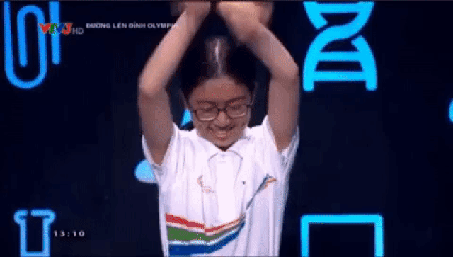 Màn múa quạt của 2 thí sinh trong chương trình Olympia gây tranh cãi - Ảnh 1. Màn múa quạt của 2 thí sinh trong chương trình Olympia gây tranh cãi - Ảnh 1.