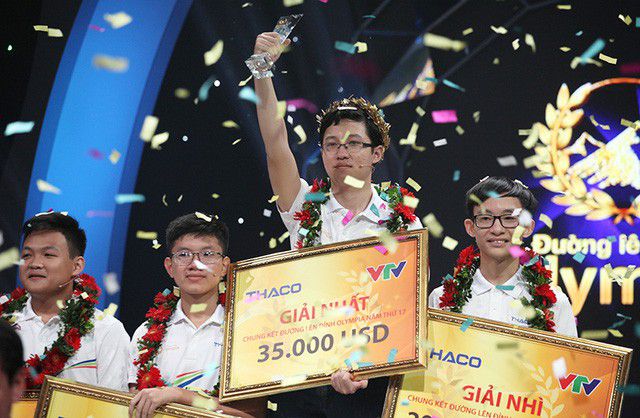 Màn múa quạt của 2 thí sinh trong chương trình Olympia gây tranh cãi - Ảnh 2. Màn múa quạt của 2 thí sinh trong chương trình Olympia gây tranh cãi - Ảnh 2.