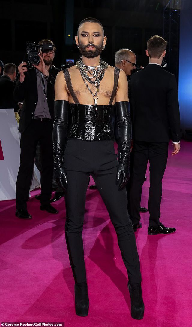 Nam ca sỹ đồng tính Conchita Wurst bất ngờ cạo trọc đầu - Ảnh 1. Nam ca sỹ đồng tính Conchita Wurst bất ngờ cạo trọc đầu - Ảnh 1.