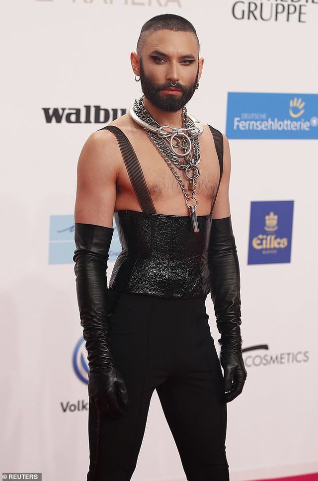 Nam ca sỹ đồng tính Conchita Wurst bất ngờ cạo trọc đầu - Ảnh 3. Nam ca sỹ đồng tính Conchita Wurst bất ngờ cạo trọc đầu - Ảnh 3.