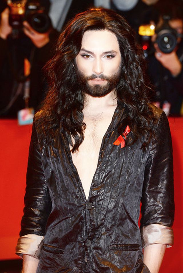 Nam ca sỹ đồng tính Conchita Wurst bất ngờ cạo trọc đầu - Ảnh 4. Nam ca sỹ đồng tính Conchita Wurst bất ngờ cạo trọc đầu - Ảnh 4.
