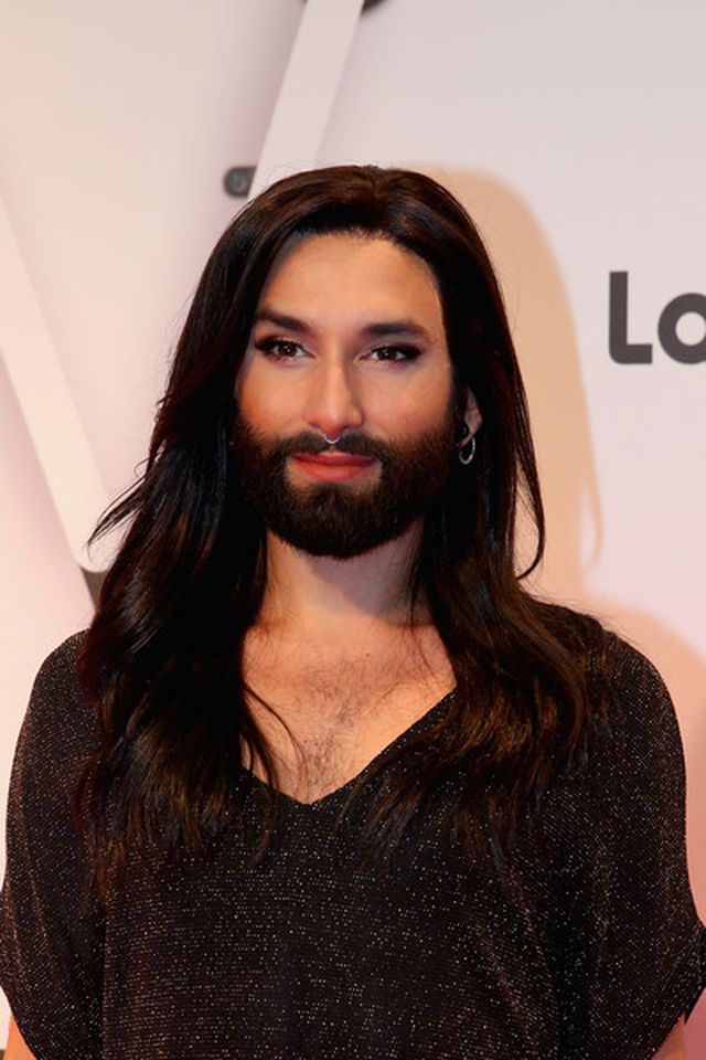 Nam ca sỹ đồng tính Conchita Wurst bất ngờ cạo trọc đầu - Ảnh 5. Nam ca sỹ đồng tính Conchita Wurst bất ngờ cạo trọc đầu - Ảnh 5.