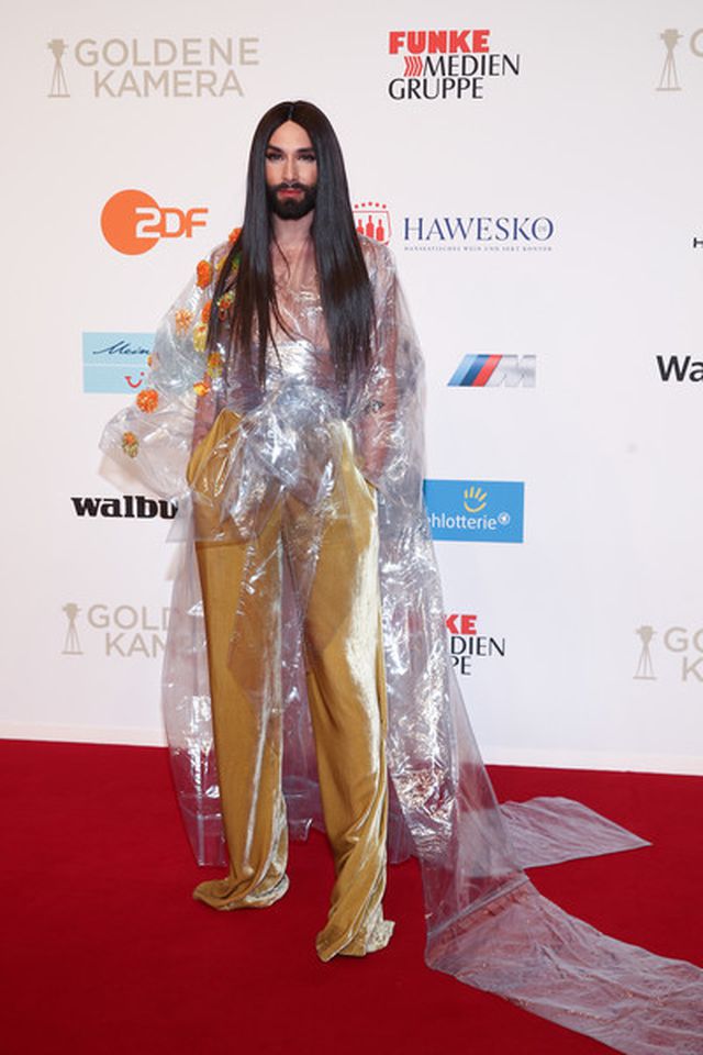Nam ca sỹ đồng tính Conchita Wurst bất ngờ cạo trọc đầu - Ảnh 6. Nam ca sỹ đồng tính Conchita Wurst bất ngờ cạo trọc đầu - Ảnh 6.