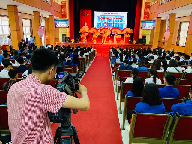 300 học sinh trải nghiệm một ng&agrave;y l&agrave;m sinh vi&ecirc;n tại ĐH Sao Đỏ - Ảnh 2.