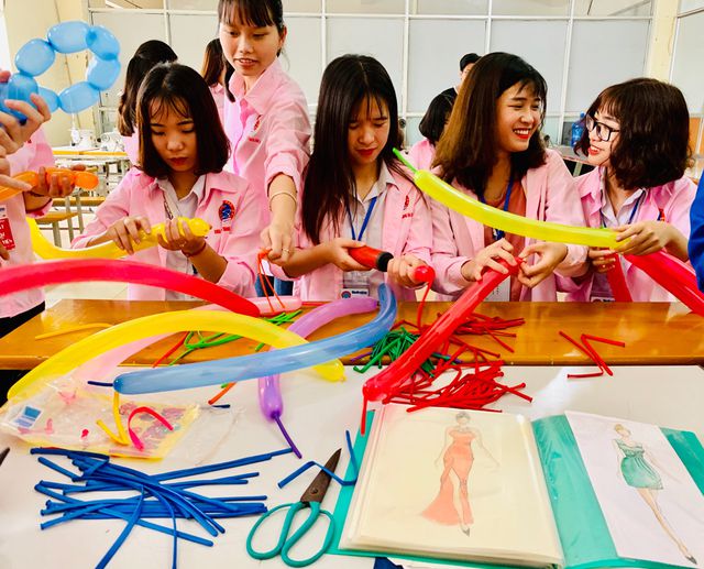 300 học sinh trải nghiệm một ng&agrave;y l&agrave;m sinh vi&ecirc;n tại ĐH Sao Đỏ - Ảnh 5.