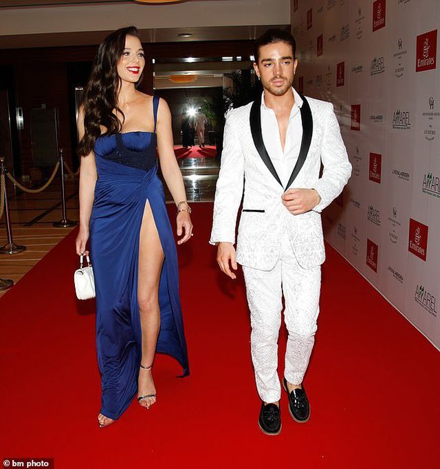 Helen Flanagan gợi cảm với v&aacute;y xẻ bạo - Ảnh 1.