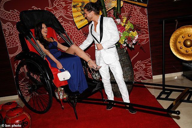 Helen Flanagan gợi cảm với v&aacute;y xẻ bạo - Ảnh 5.