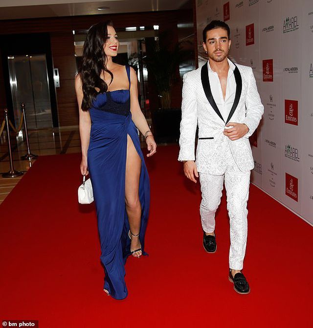 Helen Flanagan gợi cảm với v&aacute;y xẻ bạo - Ảnh 6.