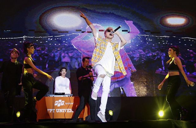 Sơn Tùng khoe tóc mới lạ lẫm, diễn Lạc trôi phong cách cực chất trước 10.000 fans - Ảnh 3. Sơn Tùng khoe tóc mới lạ lẫm, diễn Lạc trôi phong cách cực chất trước 10.000 fans - Ảnh 3.