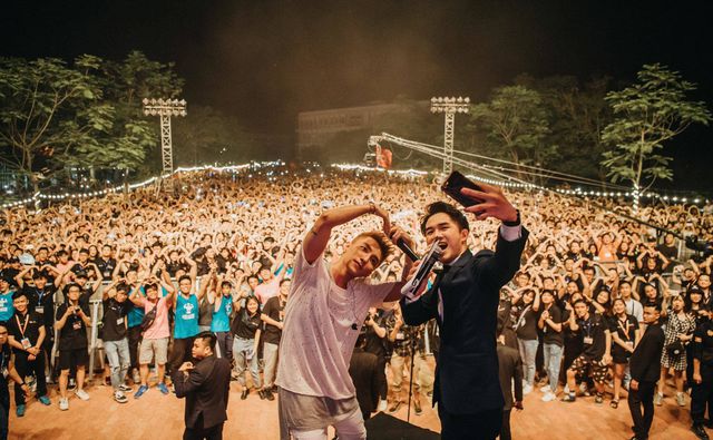Sơn Tùng khoe tóc mới lạ lẫm, diễn Lạc trôi phong cách cực chất trước 10.000 fans - Ảnh 4. Sơn Tùng khoe tóc mới lạ lẫm, diễn Lạc trôi phong cách cực chất trước 10.000 fans - Ảnh 4.