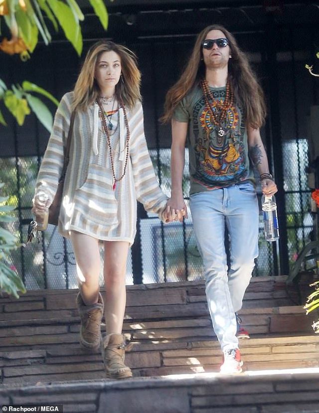 Paris Jackson tình tứ hôn bạn trai - Ảnh 3.