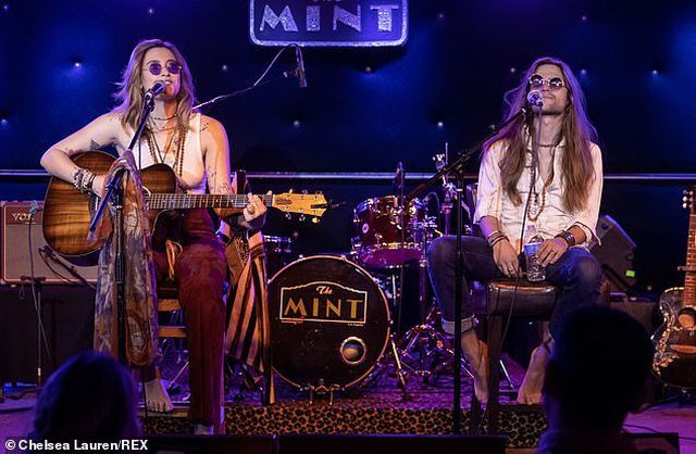 Paris Jackson tình tứ hôn bạn trai - Ảnh 6.