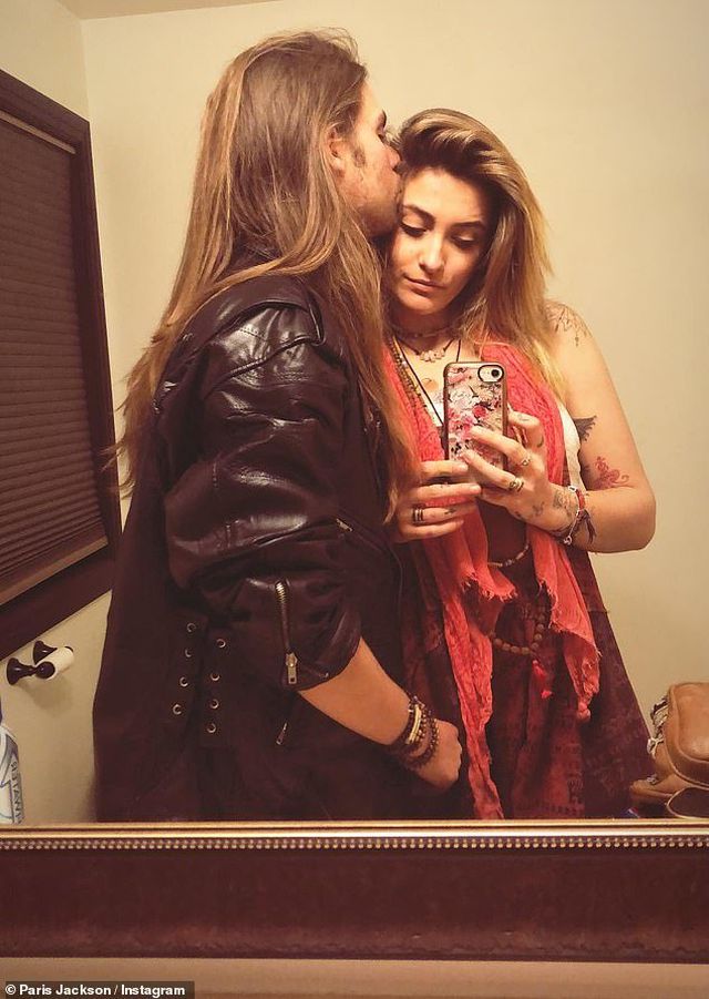 Paris Jackson tình tứ hôn bạn trai - Ảnh 7.