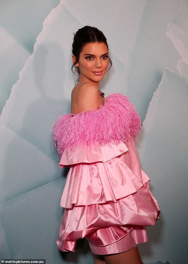 Kendall Jenner khoe chân dài quyến rũ - Ảnh 4. Kendall Jenner khoe chân dài quyến rũ - Ảnh 4.