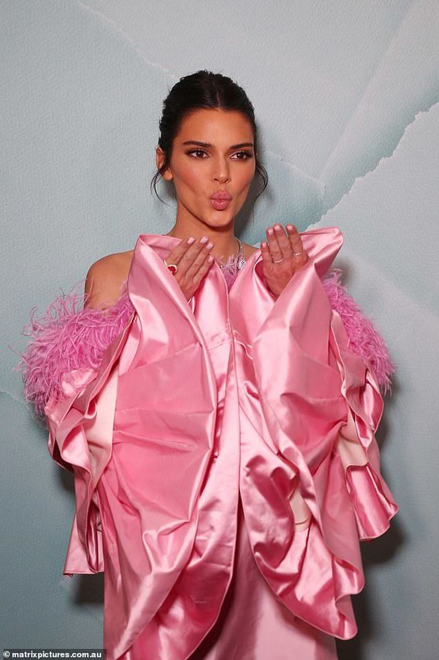 Kendall Jenner khoe chân dài quyến rũ - Ảnh 5. Kendall Jenner khoe chân dài quyến rũ - Ảnh 5.