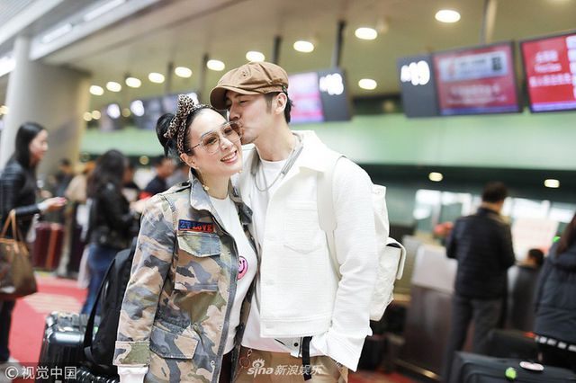 Vợ chồng Chung Lệ Đề &ldquo;đ&aacute;p trả&rdquo; tin đồn mang thai - Ảnh 1.