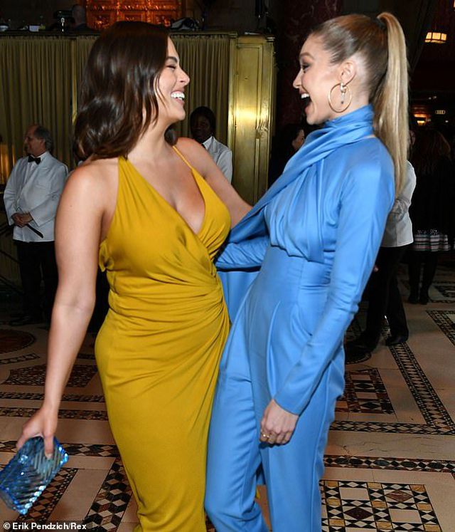 Ashley Graham đọ dáng với Gigi Hadid - Ảnh 3.