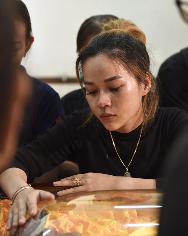 NSƯT Kim Xuân, Lê Thiện... khóc nức nở khi đến viếng Lê Bình - Ảnh 2. NSƯT Kim Xuân, Lê Thiện... khóc nức nở khi đến viếng Lê Bình - Ảnh 2.