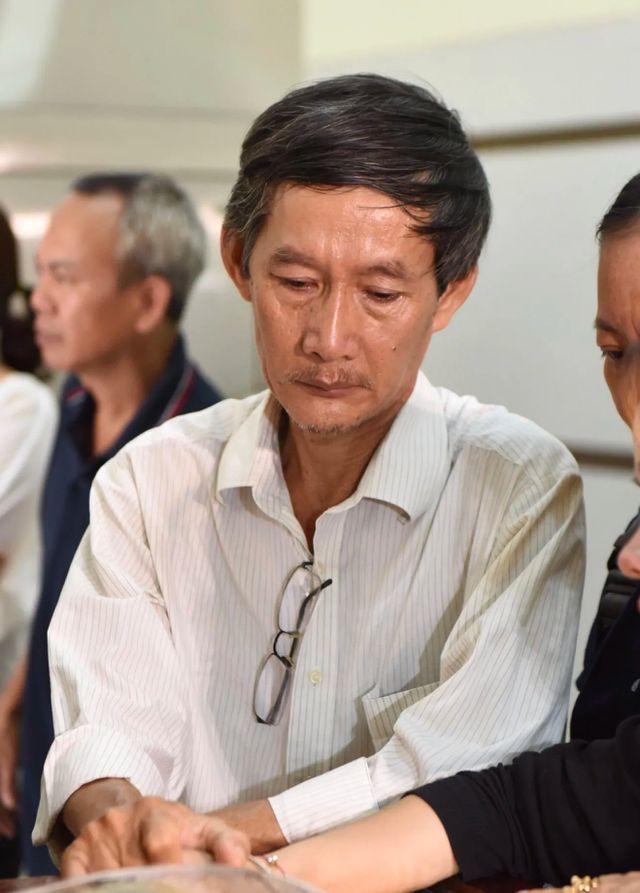 NSƯT Kim Xuân, Lê Thiện... khóc nức nở khi đến viếng Lê Bình - Ảnh 3. NSƯT Kim Xuân, Lê Thiện... khóc nức nở khi đến viếng Lê Bình - Ảnh 3.