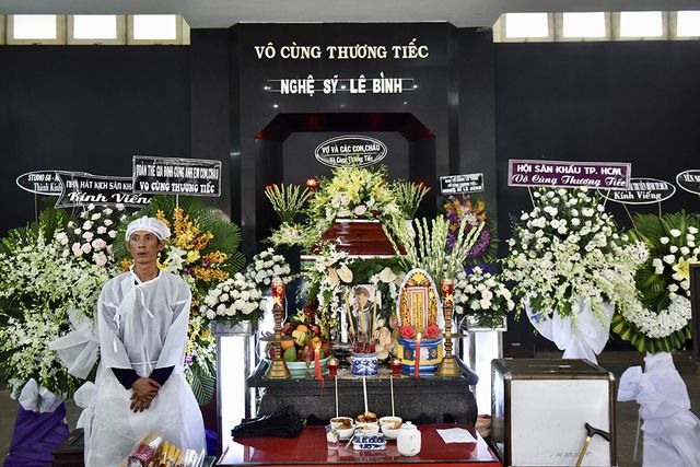 NSƯT Kim Xuân, Lê Thiện... khóc nức nở khi đến viếng Lê Bình - Ảnh 4. NSƯT Kim Xuân, Lê Thiện... khóc nức nở khi đến viếng Lê Bình - Ảnh 4.