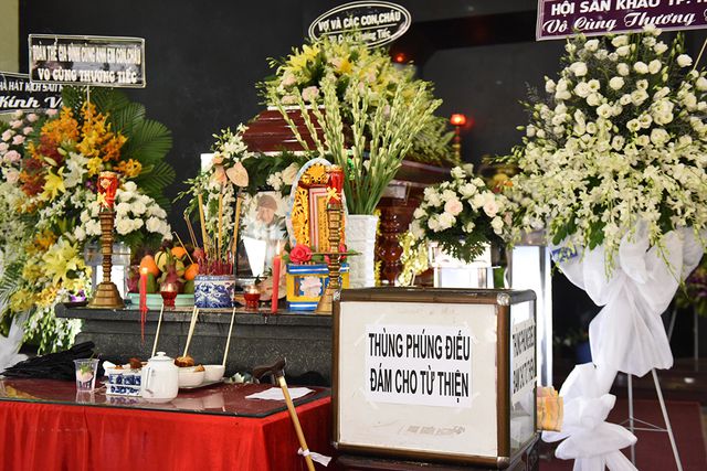 NSƯT Kim Xuân, Lê Thiện... khóc nức nở khi đến viếng Lê Bình - Ảnh 7. NSƯT Kim Xuân, Lê Thiện... khóc nức nở khi đến viếng Lê Bình - Ảnh 7.
