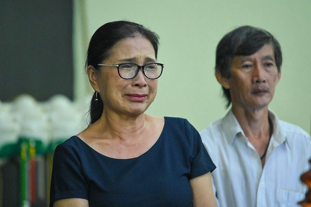 NSƯT Kim Xuân, Lê Thiện... khóc nức nở khi đến viếng Lê Bình - Ảnh 8. NSƯT Kim Xuân, Lê Thiện... khóc nức nở khi đến viếng Lê Bình - Ảnh 8.