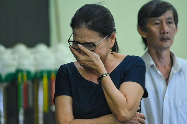 NSƯT Kim Xuân, Lê Thiện... khóc nức nở khi đến viếng Lê Bình - Ảnh 9. NSƯT Kim Xuân, Lê Thiện... khóc nức nở khi đến viếng Lê Bình - Ảnh 9.