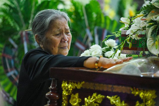 NSƯT Kim Xuân, Lê Thiện... khóc nức nở khi đến viếng Lê Bình - Ảnh 10. NSƯT Kim Xuân, Lê Thiện... khóc nức nở khi đến viếng Lê Bình - Ảnh 10.