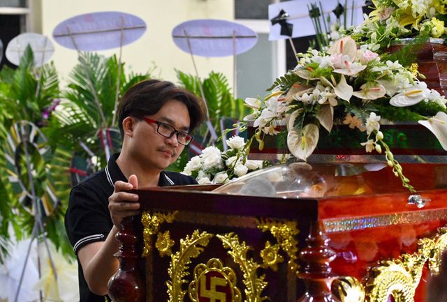 NSƯT Kim Xuân, Lê Thiện... khóc nức nở khi đến viếng Lê Bình - Ảnh 12. NSƯT Kim Xuân, Lê Thiện... khóc nức nở khi đến viếng Lê Bình - Ảnh 12.