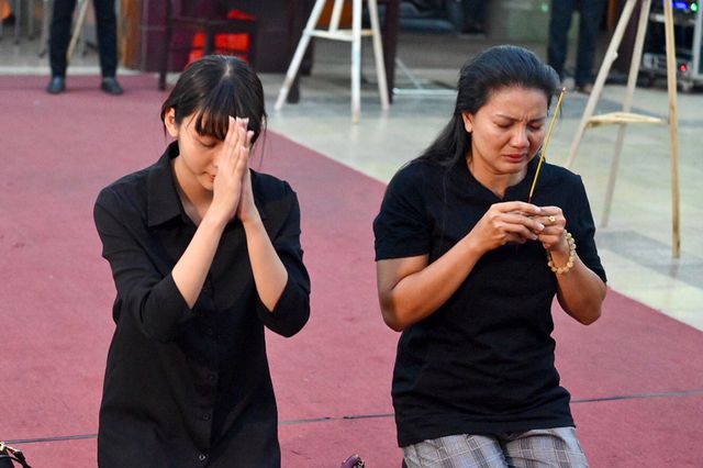 NSƯT Kim Xuân, Lê Thiện... khóc nức nở khi đến viếng Lê Bình - Ảnh 14. NSƯT Kim Xuân, Lê Thiện... khóc nức nở khi đến viếng Lê Bình - Ảnh 14.