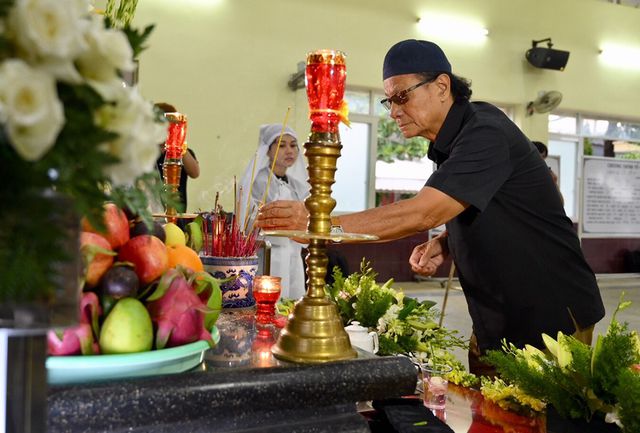 NSƯT Kim Xuân, Lê Thiện... khóc nức nở khi đến viếng Lê Bình - Ảnh 20. NSƯT Kim Xuân, Lê Thiện... khóc nức nở khi đến viếng Lê Bình - Ảnh 20.