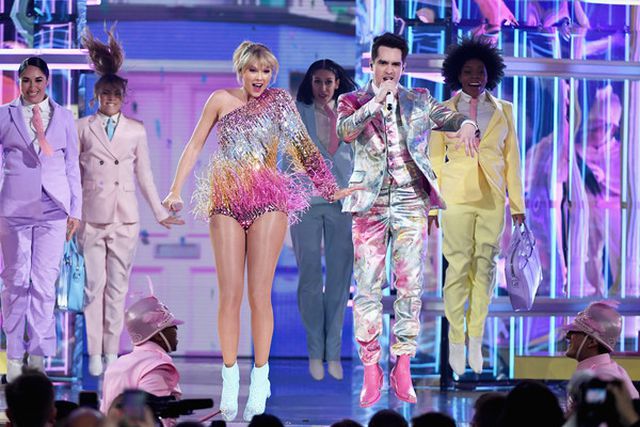 Taylor Swift xinh đẹp khoe chân dài - Ảnh 1.