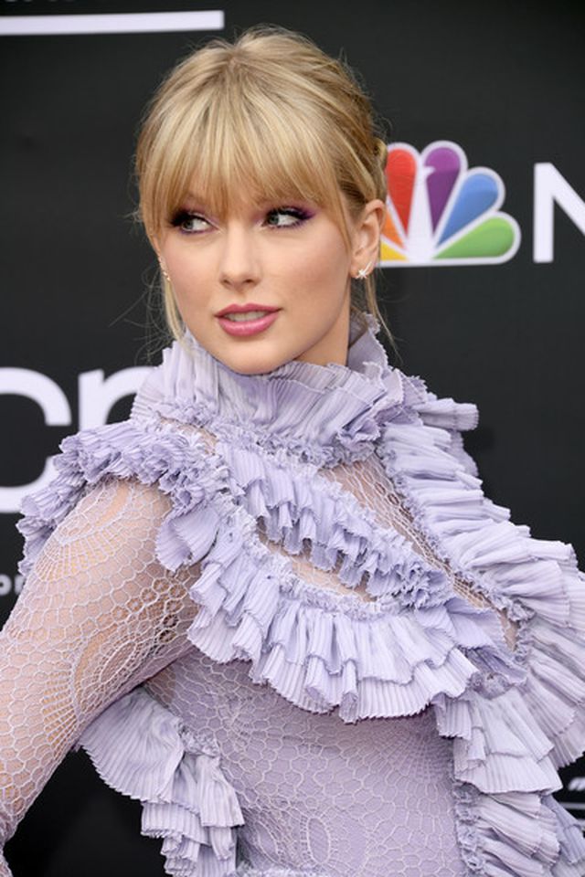 Taylor Swift xinh đẹp khoe chân dài - Ảnh 14.