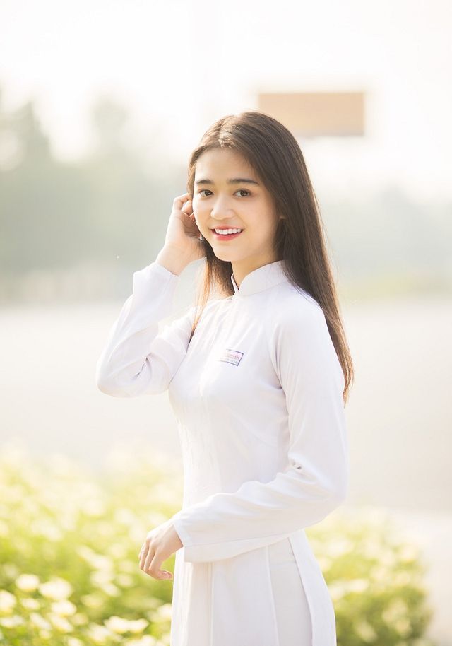 &ldquo;Hot girl che nắng&rdquo; đẹp tinh kh&ocirc;i trong t&agrave; &aacute;o d&agrave;i trắng - Ảnh 1.