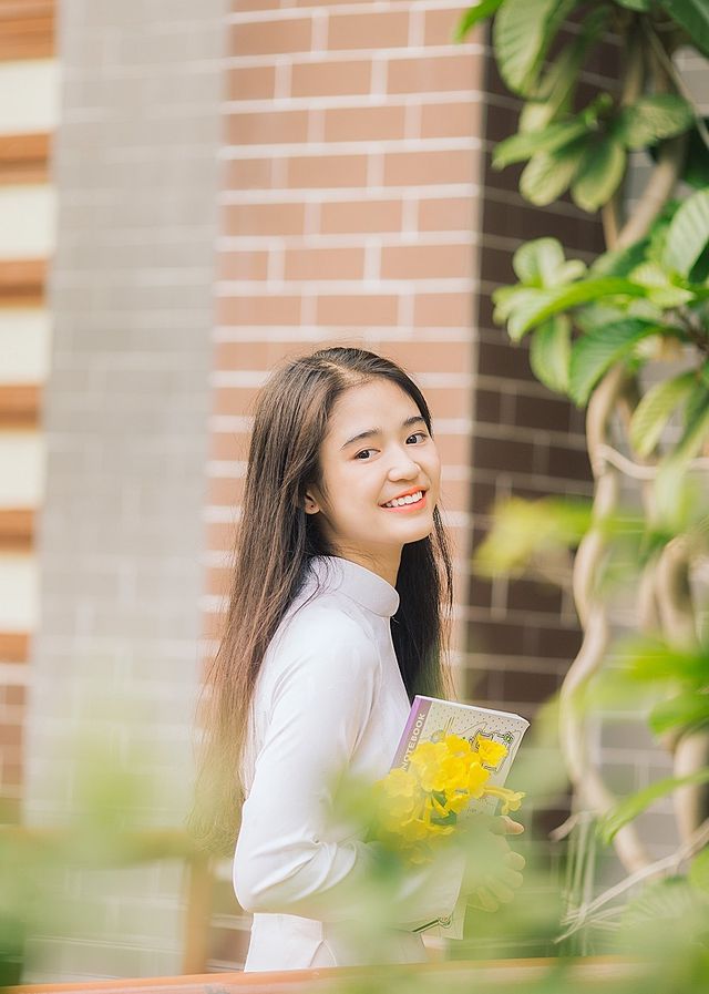 &ldquo;Hot girl che nắng&rdquo; đẹp tinh kh&ocirc;i trong t&agrave; &aacute;o d&agrave;i trắng - Ảnh 6.