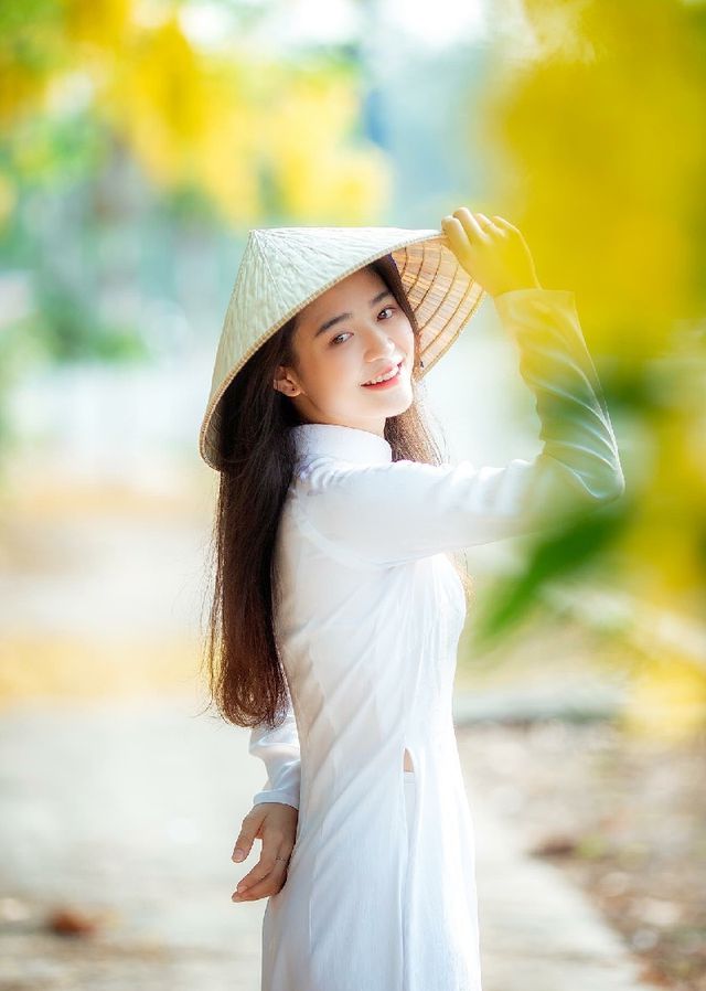 &ldquo;Hot girl che nắng&rdquo; đẹp tinh kh&ocirc;i trong t&agrave; &aacute;o d&agrave;i trắng - Ảnh 8.