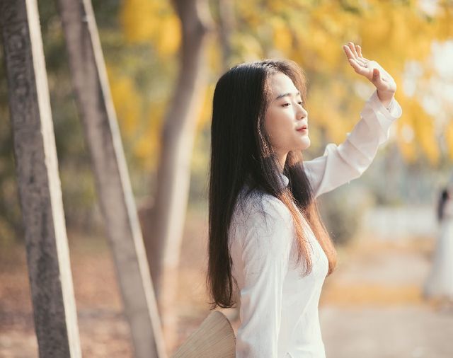 &ldquo;Hot girl che nắng&rdquo; đẹp tinh kh&ocirc;i trong t&agrave; &aacute;o d&agrave;i trắng - Ảnh 9.