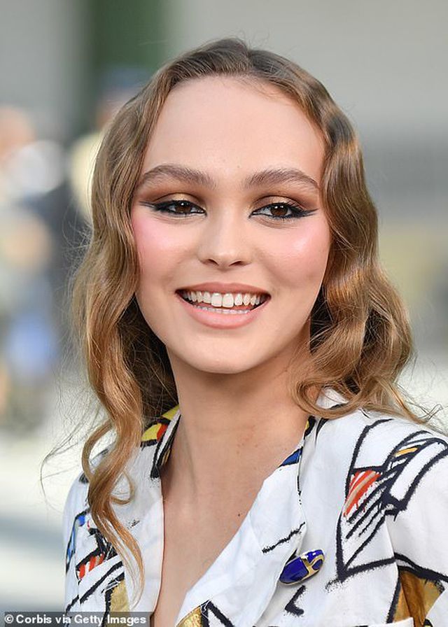 Con g&aacute;i Johnny Depp rạng rỡ đi xem thời trang - Ảnh 2.