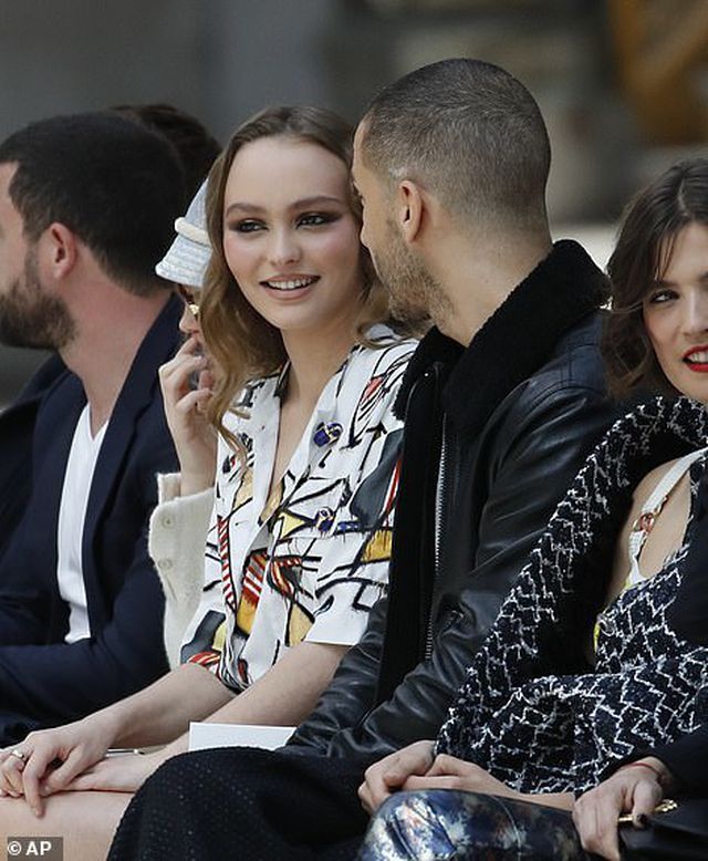 Con g&aacute;i Johnny Depp rạng rỡ đi xem thời trang - Ảnh 5.