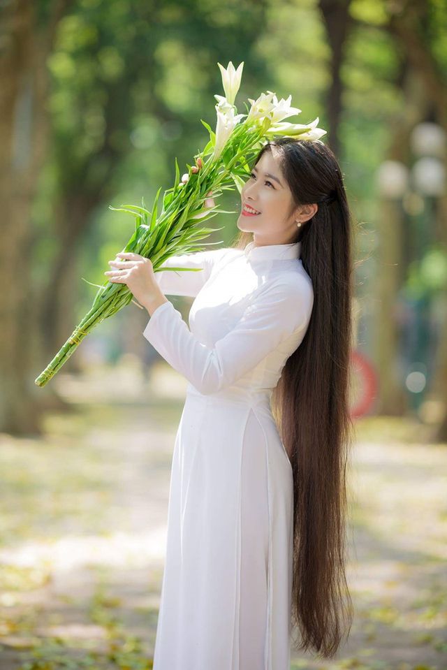 Ngẩn ngơ trước vẻ xinh đẹp của nữ sinh Văn hóa sở hữu mái tóc dài 1m35 - Ảnh 4. Ngẩn ngơ trước vẻ xinh đẹp của nữ sinh Văn hóa sở hữu mái tóc dài 1m35 - Ảnh 4.