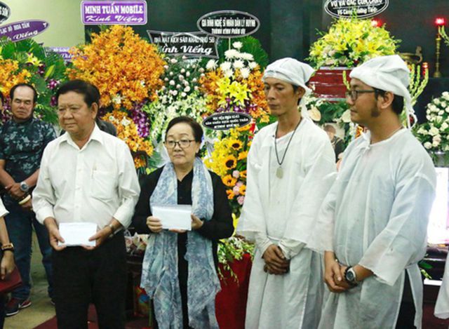 Gia đình Lê Bình trao 100 triệu ủng hộ nghệ sĩ nghèo theo di nguyện của ông - Ảnh 2.